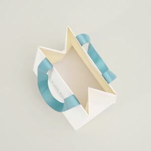 ターコイズのハンドルカラーが目を惹く紙袋4