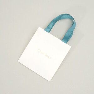 ターコイズのハンドルカラーが目を惹く紙袋3