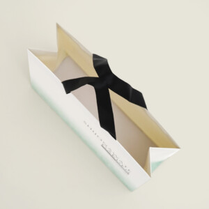 ユニセックスで使える柔らかな印象の紙袋2