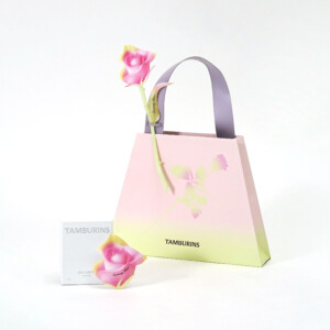 韓国コスメブランドの鮮やかなローズの造花が美しいオリジナル紙袋