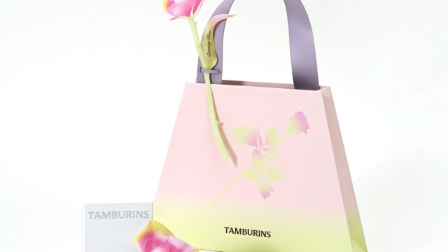 レザーハンドルで差がつく、韓国コスメブランドの限定紙袋を読む