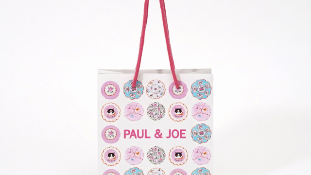 春の訪れを感じさせるパステルカラーのフェミニンな紙袋を読む