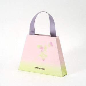 韓国コスメブランドの独特な台形シルエットとフルカラー印刷を用いたローズの繊細なグラデーションが美しいオリジナル紙袋