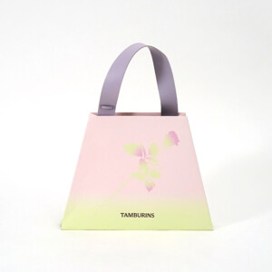 韓国コスメブランドの独特な台形シルエットとフルカラー印刷を用いたローズの繊細なグラデーションが美しいオリジナル紙袋