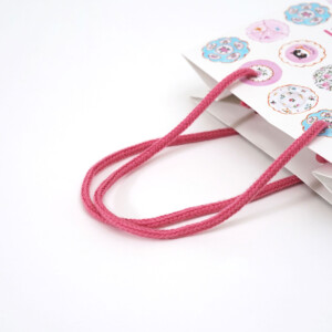 パステルカラーが特徴のファッションブランドの、アクリルスピンドルが可愛いオリジナル紙袋