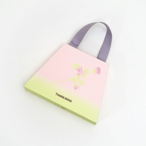 韓国コスメブランドの独特な台形シルエットとフルカラー印刷を用いたローズの繊細なグラデーションが美しいオリジナル紙袋