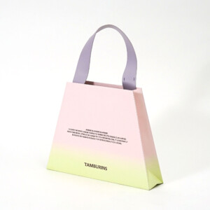 韓国コスメブランドの独特な台形シルエットとフルカラー印刷を用いたローズの繊細なグラデーションが美しいオリジナル紙袋