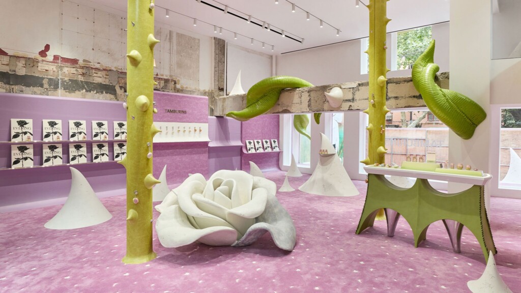 洗練された空間デザインの韓国コスメブランド店舗（TAMBURINS 上海）