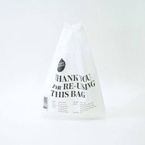 従来のポリ袋から耐久性の高い不織布に切り替え、デザイン性と実用性を兼ね備えた、タイの高級スーパーマーケットの再利用を促す不織布製オリジナルショッパー