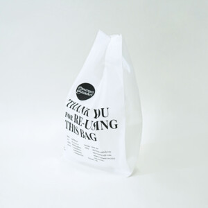 従来のポリ袋から耐久性の高い不織布に切り替え、デザイン性と実用性を兼ね備えた、タイの高級スーパーマーケットの再利用を促す不織布製オリジナルショッパー