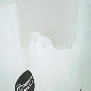 従来のポリ袋から耐久性の高い不織布に切り替え、デザイン性と実用性を兼ね備えた、タイの高級スーパーマーケットの再利用を促す不織布製オリジナルショッパー