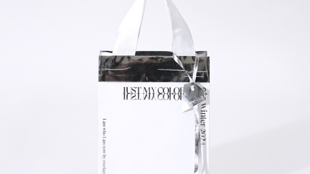 トレンドカラーのメタリックを纏ったホリデー限定パッケージを読む