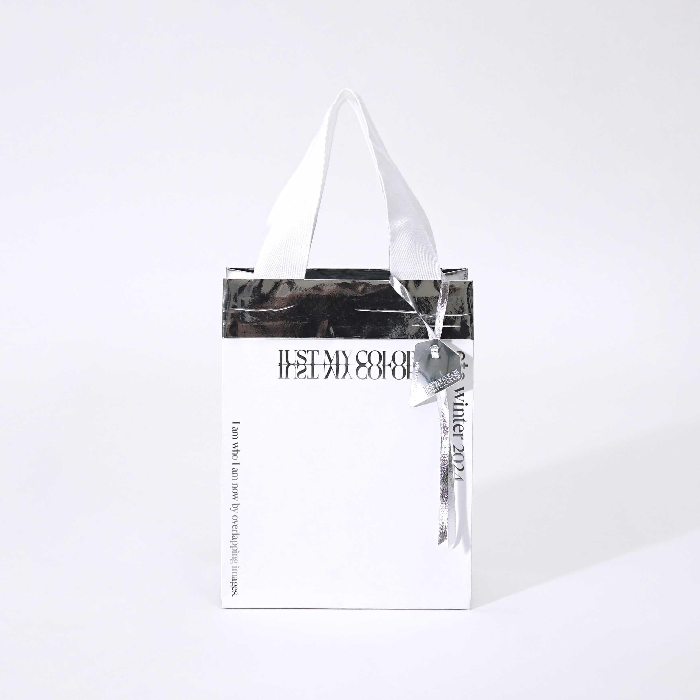 トレンドカラーのメタリックを纏ったホリデー限定パッケージ