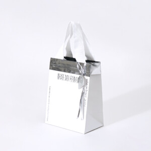 人気ジュエリーブランドのアルミ蒸着紙でメタリックを表現したモダンなオリジナル紙袋