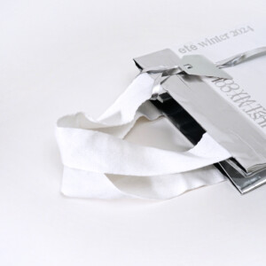 アクリル平紐の太幅ハンドルが特徴的なメタリックな紙袋