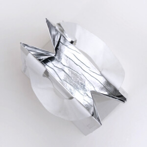 口折部分が外側に折り返され、内面のシルバーが際立つメタリックな紙袋