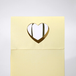 ハート型の小判抜きが特徴のオリジナル紙袋