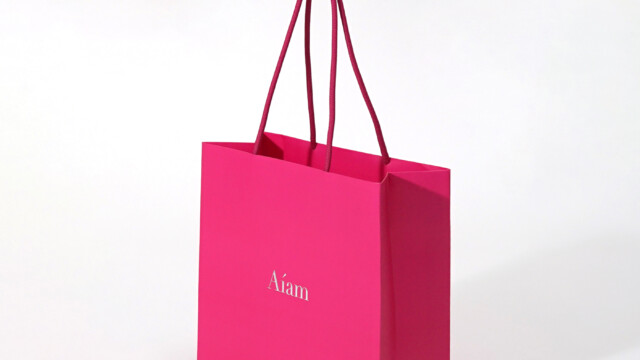 女性が憧れるスキンケアブランドのホリデー限定紙袋を読む