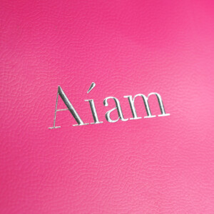 ブランドロゴが浮き出し加工された紙袋