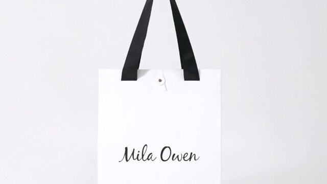 洗練された都会の女性に贈る、上質なアパレルブランドの紙袋を読む