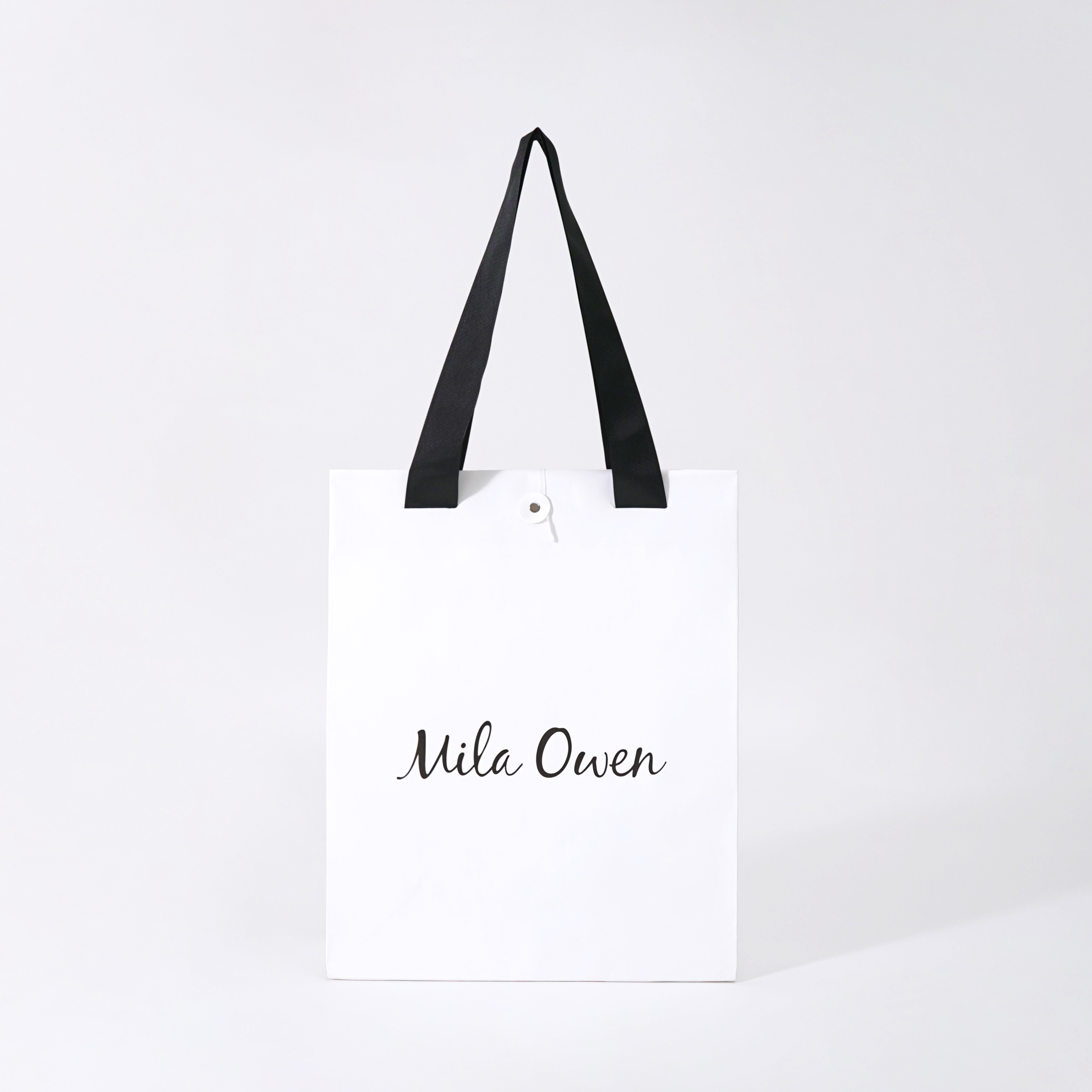 洗練された都会の女性に贈る、上質なアパレルブランドの紙袋