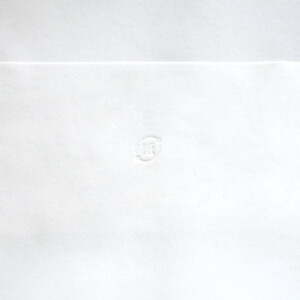 紙袋の底面に空押しされた材料識別マーク