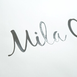 モノトーンの紙袋に施されたUV印刷のロゴ部分の拡大画像