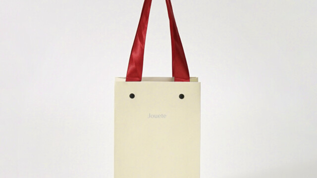 ハンドルの切り替えがおしゃれなホリデー限定紙袋を読む