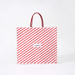 人気スイーツ店の、いちご摘みをする女の子のイラストがフルカラー印刷で描かれた、赤いストライプ柄のオリジナル紙袋