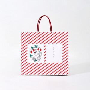 人気スイーツ店の、いちご摘みをする女の子のイラストがフルカラー印刷で描かれた、赤いストライプ柄のオリジナル紙袋