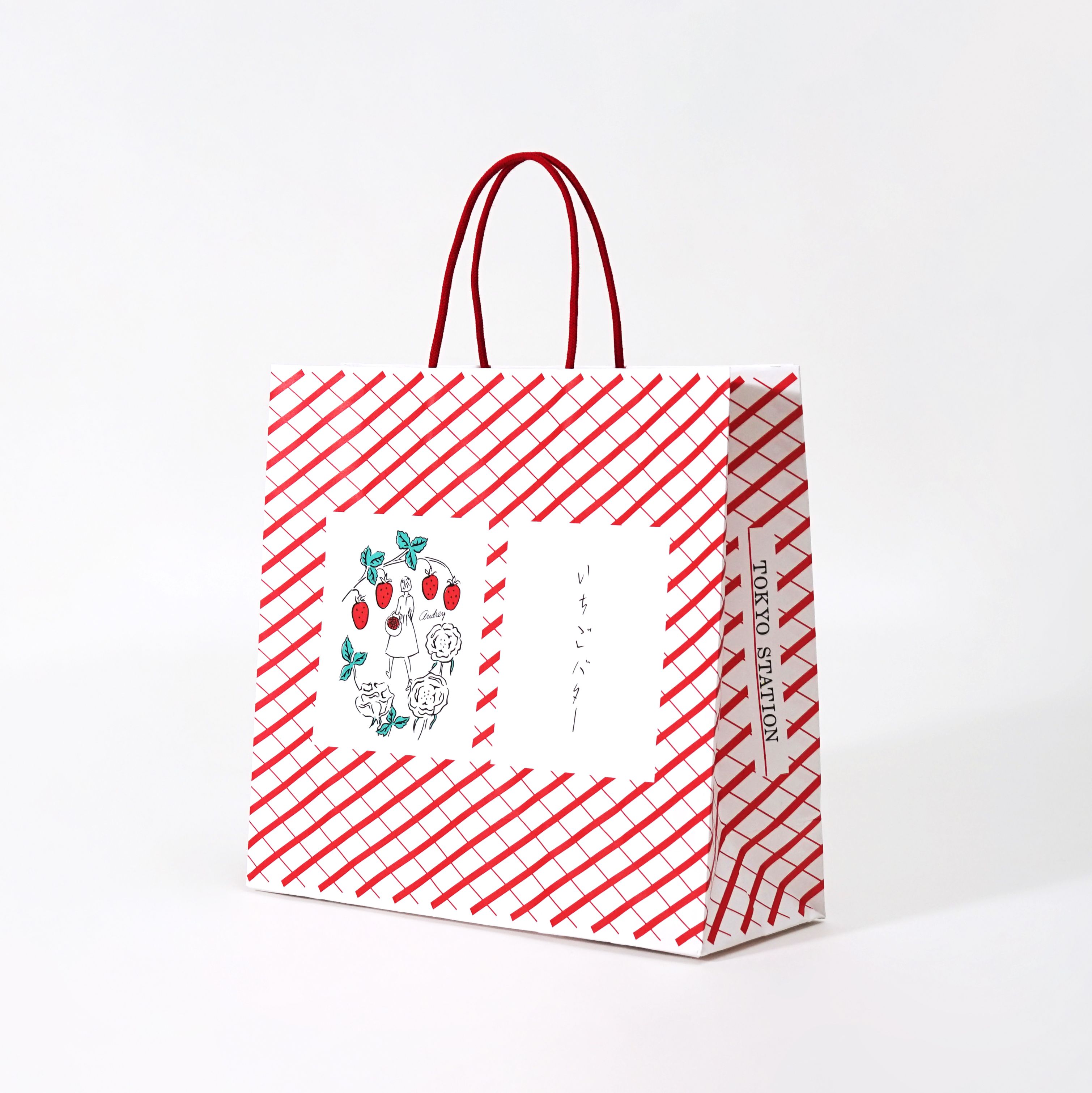 目を惹く真っ赤なストライプ、人気いちごスイーツ店の紙袋