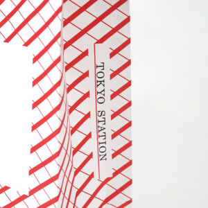 紙袋のマチ部分に「TOKYO STATION」と印刷されたデザイン