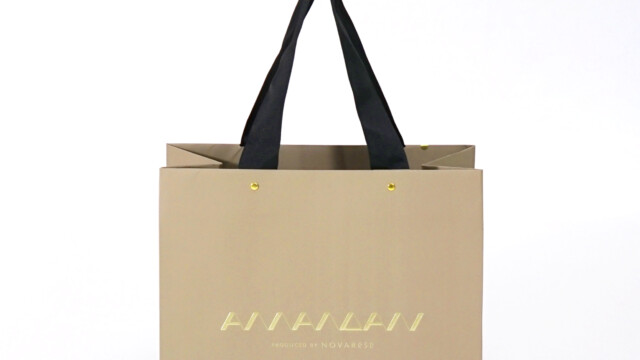 ハトメとエンボス加工で大人の品格漂う、結婚式場の紙袋を読む