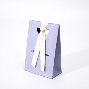 オーガニックコスメショップのギフト感を高めるリボン付きオリジナル紙袋