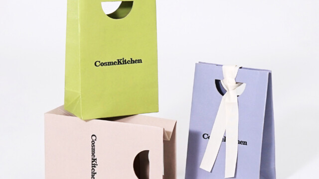 トレンドの小判抜きが目を惹くコスメブランドのパッケージを読む