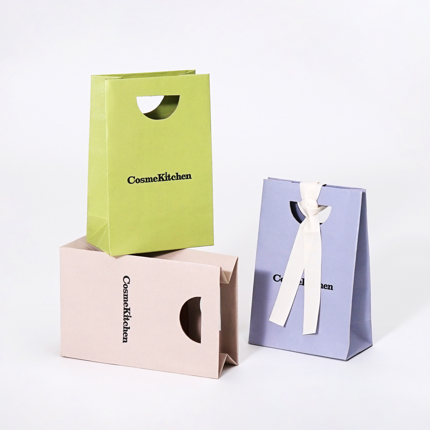 トレンドの小判抜きが目を惹くコスメブランドのパッケージ