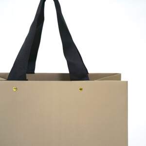 結婚式場が手がける、エンボス加工とハトメ加工が施された、高級感のあるオリジナル紙袋