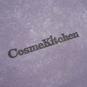 オーガニックコスメショップの箔押し加工が施された、ギフトにピッタリなオリジナル紙袋