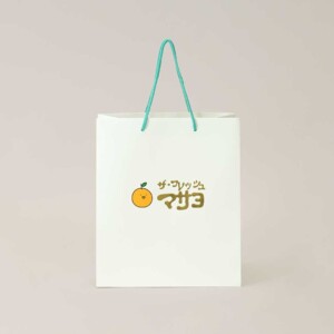 印刷面とイラストを生かした紙袋