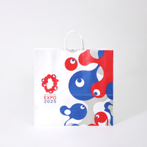 晒クラフト素材が持つ温かい風合いに、大阪・関西万博のシンボルキャラクター「ミャクミャク」がデザインされた、サステナブルなオリジナル紙袋