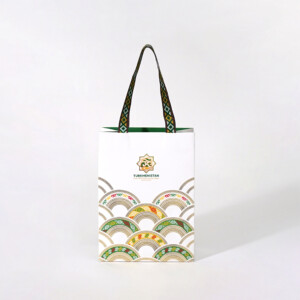 大阪・関西万博 トルクメニスタンパビリオンの贅沢な箔押し加工が目を惹くオリジナル紙袋