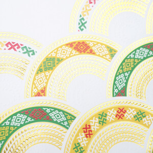 大阪・関西万博 トルクメニスタンパビリオンの贅沢な箔押し加工が目を惹くオリジナル紙袋