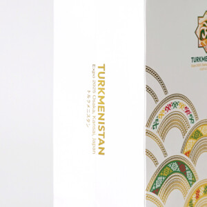 大阪・関西万博 トルクメニスタンパビリオンの贅沢な箔押し加工が目を惹くオリジナル紙袋