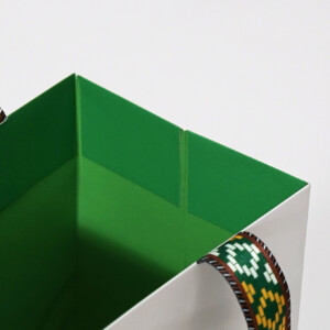 大阪・関西万博 トルクメニスタンパビリオンの口折り部分に台紙が丁寧に切り分けられたオリジナル紙袋