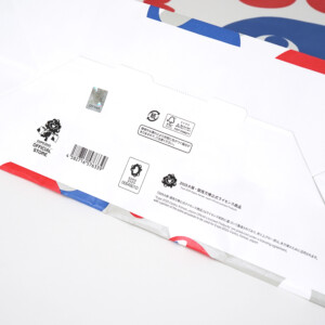 晒クラフト素材が持つ温かい風合いに、大阪・関西万博のFSC認証マークと万博公式ライセンス商品ロゴが、底面に印刷されたサステナブルなオリジナル紙袋