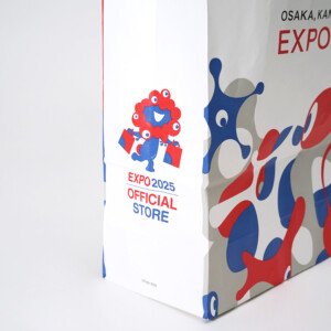 晒クラフト素材が持つ温かい風合いに、大阪・関西万博のシンボルキャラクター「ミャクミャク」がデザインされた、サステナブルなオリジナル紙袋