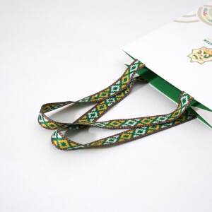 大阪・関西万博 トルクメニスタンパビリオンのギョル模様がデザインされた布生地のような質感のオリジナル紙袋