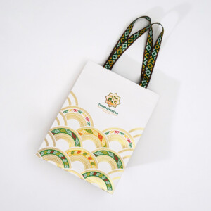 大阪・関西万博 トルクメニスタンパビリオンの贅沢な箔押し加工が目を惹くオリジナル紙袋