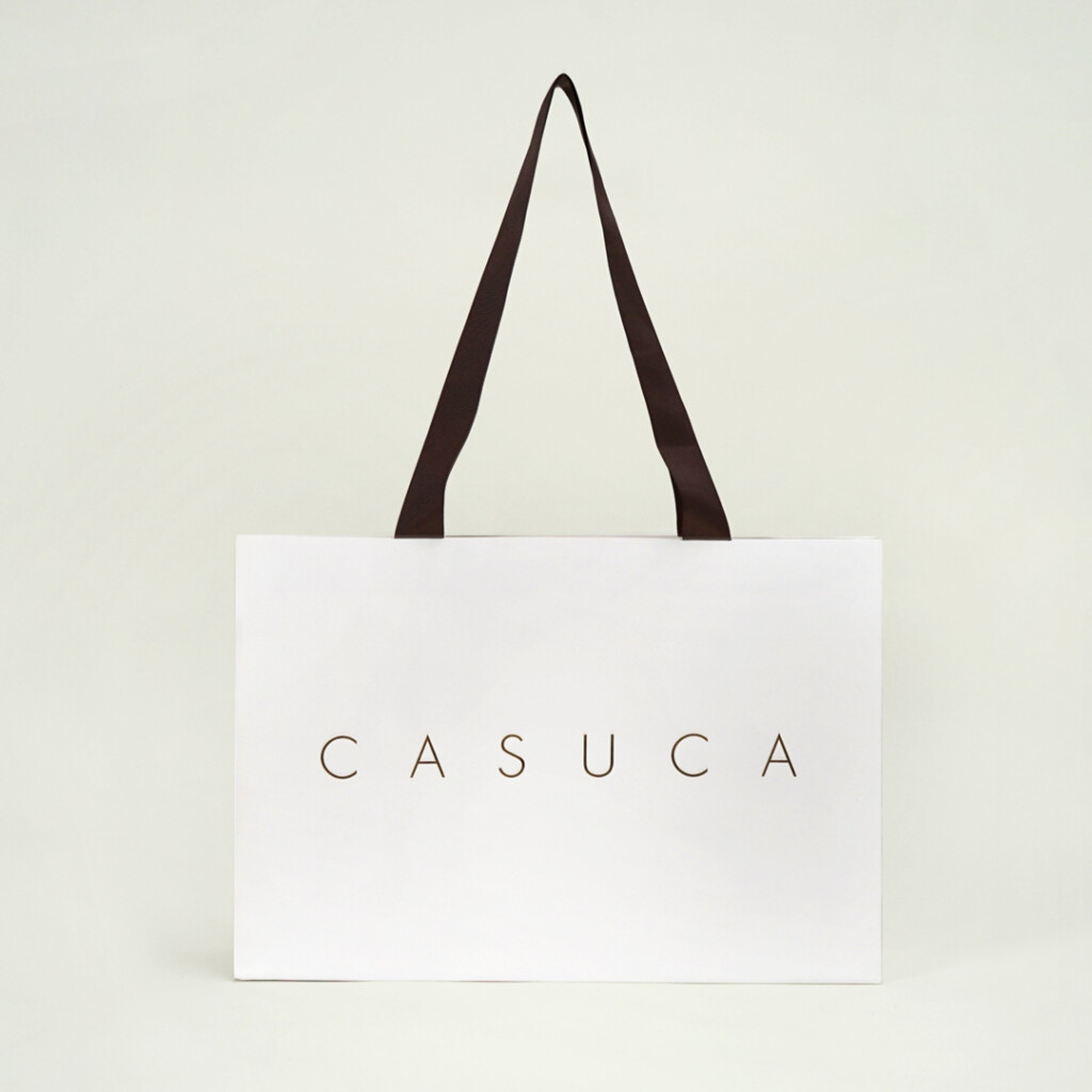 エンボスが特徴なジュエリーショップの紙袋2