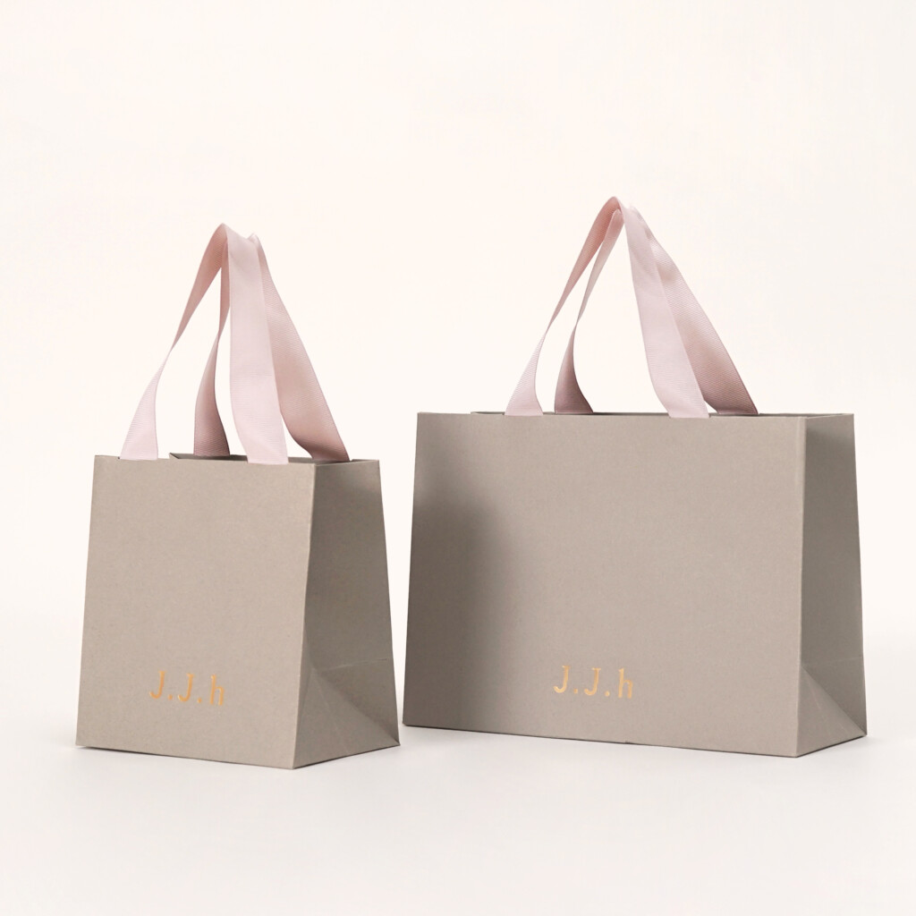 ウォームグレーカラーが目を惹く紙袋0